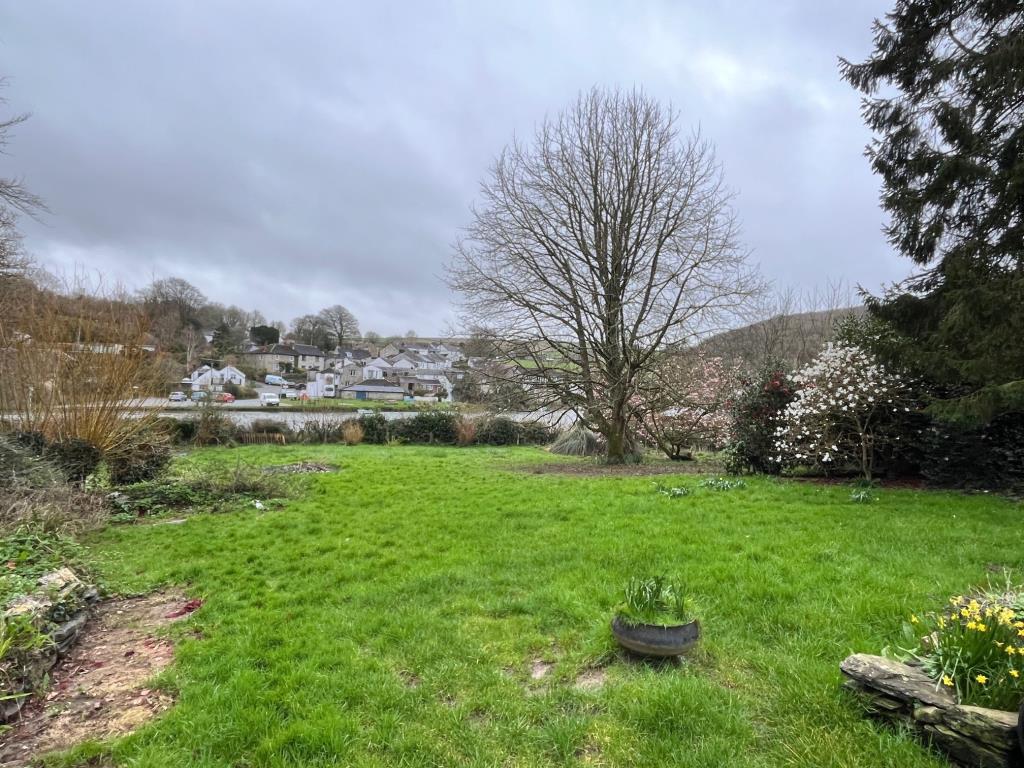 Lot: 115 - CHARACTER COTTAGE SITUATED ON LARGE PLOT WITHIN DESIRABLE WATERSIDE VILLAGE - Garden